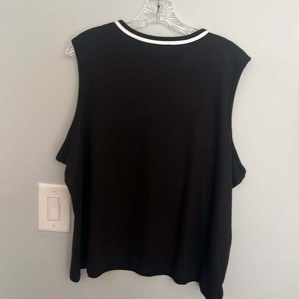 BLACK SLEEVELESS WOMENS TOP WITH WHITE TRIM AROUND COLAR 2X - Picture 3 of 4